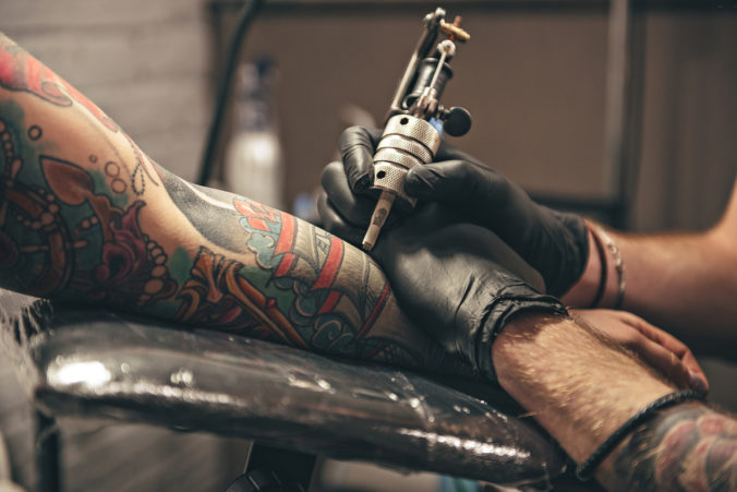 Tetovací atrament ako príčina rakoviny? Vedci bijú na poplach a upozorňujú širokú verejnosť na problém