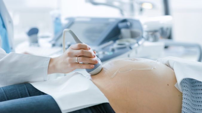 Mladá nastávajúca mamička uvidela na ultrazvuku niečo, čo ju aj jej partnera vystrašilo