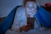 Pokiaľ používate pred spaním mobilný telefón, mali by ste to okamžite nechať. Toto je dôvod