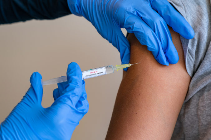 Štyri faktory, ktoré zvyšujú riziko, že zaočkovaní ľudia ochorejú na COVID 19