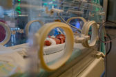 Malý novorodenec prežil napriek lekárskym prognózam