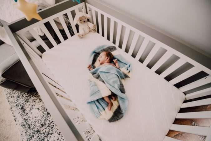 5 vecí, ktoré by nemali chýbať v spálni novorodenca