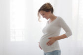 Tehotná žena sa sťažovala na extrémne kopance. Pôrod ukázal toto