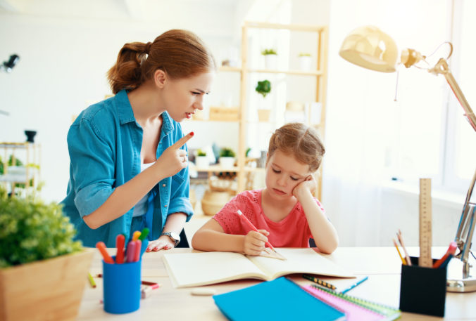 Rodičovské chyby pri písaní domácich úloh. Rodičia, tieto veci už nerobte
