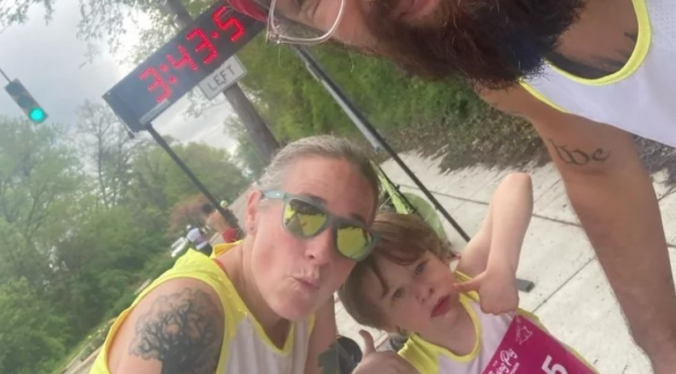 Rodičia prinútili šesťročné dieťa bežať maratón, ľudia na internete zúria