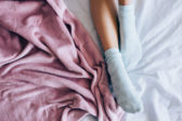 Spanie v ponožkách? Zlepšíte svoj spánok aj milostný život