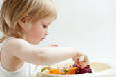 2 ročné dieťa zje všetko, čo má na dosah. Trpí vážnou zdravotnou poruchou