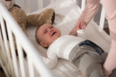 Skvelý trik ako ukludniť a uspať plačúce bábätko