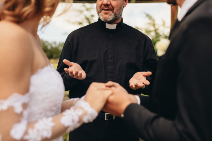 Známy kňaz odhalil tajomstvo úspešného manželstva. Nevesta a ženích by si mali položiť túto jedinú otázku