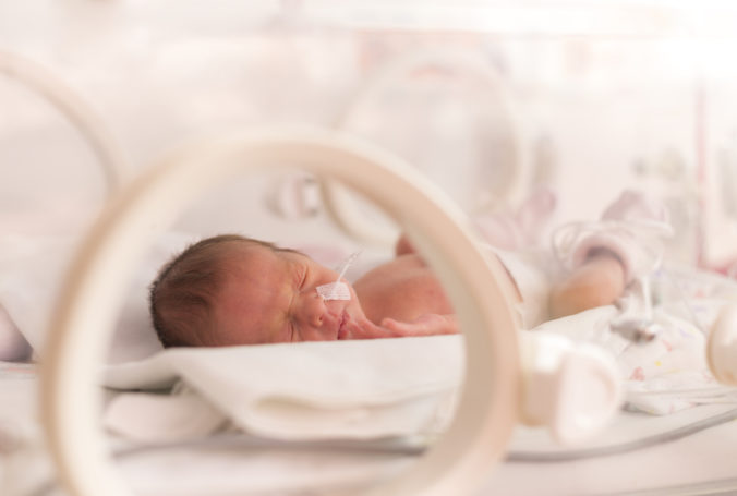 Dieťatko sa narodilo predčasne a bojovalo o život v inkubátore. To, čo ho nakoniec zachránilo, vás chytí za srdce