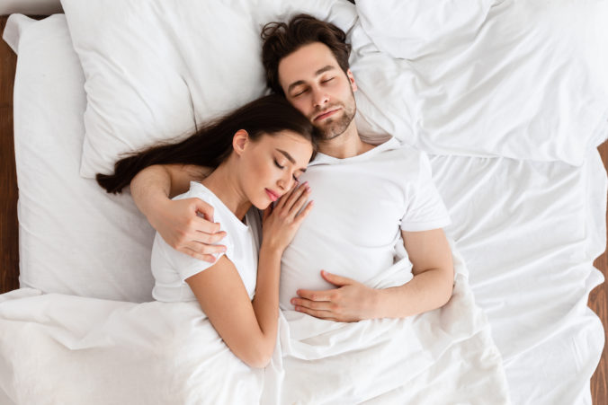Spať s partnerom spolu, alebo každý sám? Nie sú to oddelené spálne, ktoré ničia vzťahy