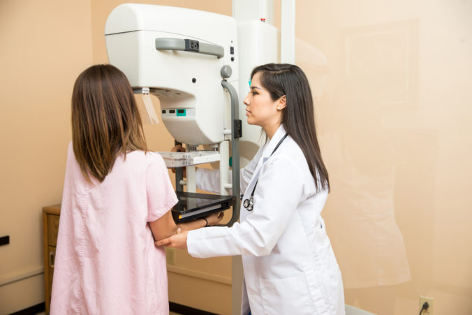 Kvôli nízkemu veku zamietli mamograf. Dievča vo svojich 29 rokoch zistilo, že má rakovinu pŕs v 4. štádiu