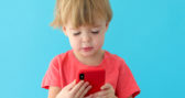 Deti do dvoch rokov by sa nemali pozerať na obrazovky tabletov a telefónov
