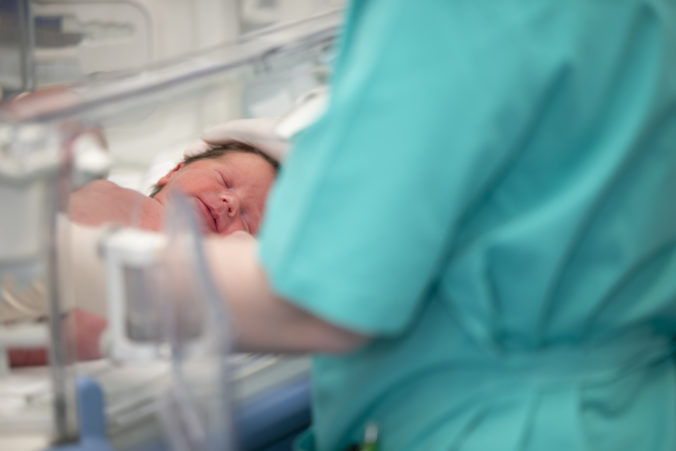 Za svoj život vymenila zdravotná sestra 5 000 bábätiek. Teraz čaká na odpustenie