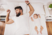 Spíte s bábätkom v jednej posteli? Aj keď je to pohodlné, ohrozujete jeho bezpečnosť