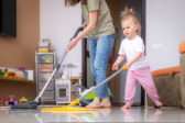 Deti, ktoré pomáhajú s domácimi prácami budú v budúcnosti úspešní a slušní ľudia. Tvrdia odborníci