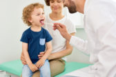 Šok od pediatra. až 70% rodičov sú príliš veľkí slabosi a spôsobujú svojim deťom veľké utrpenie