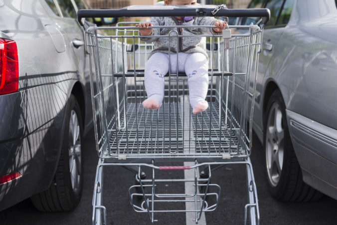 Mamička varuje ostatných rodičov. Dieťa umiestnené v nákupnom vozíku je vo veľkom nebezpečenstve