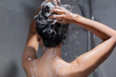9 šikovných trikov, vďaka ktorým si nebudete musieť umývať vlasy tak často