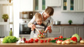 4 dôvody, prečo by vám deti mali pomáhať v kuchyni