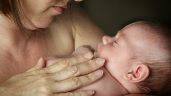 Reflux u dojčiat: Prečo bábätká grckajú?