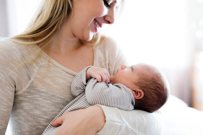 Nosenie bábätka: 5 polôh, ako správne nosiť a chovať bábätko