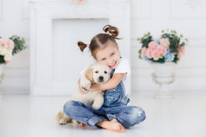 5 dôvodov, prečo by deti mali mať psa alebo mačku