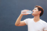 Muž prijal výzvu piť 4 litre vody denne