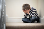 Za vzostupom psychických problémov detí môže stáť aj pesimizmus rodičov