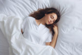 Viete, ktorá poloha pri spánku spôsobuje nočné mory?