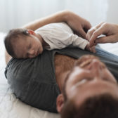 Ako popôrodná depresia ovplyvňuje otcov: Porozumenie a prevencia