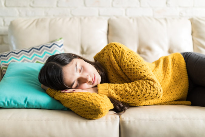 Zdriemnete si počas dňa? Je to príznakom zdravia, nie lenivosti!