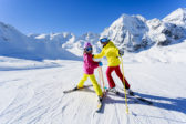 Poznáte pravidlá bezpečného lyžovania? Kto má na zjazdovke prednosť a čo by mali vedieť deti?