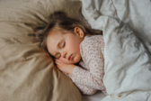 U detí nedostatok spánku môže viesť až k depresiám. Podľa čoho stanoviť večierku?