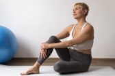 Cvičte tieto 4 jednoduché cviky na stuhnuté kĺby a zlepšite svoje zdravie
