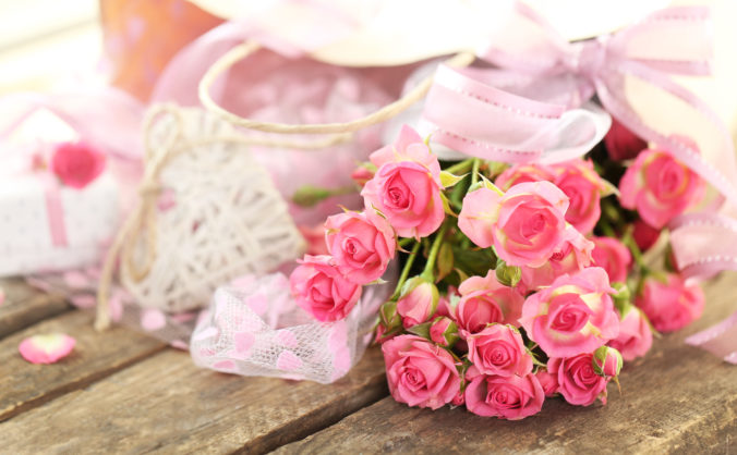 Darovať kvety je vždy dobrý nápad, a to nielen na Valentína! Má to ale svoje pravidlá