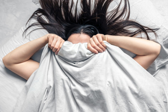 Prečo by ste nemali ísť spať s mokrými vlasmi: Riziká a riešenia