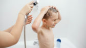 Starostlivosť o vlasy vašich detí: Od detských šampónov po dospelácke produkty