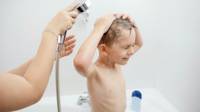 Starostlivosť o vlasy vašich detí: Od detských šampónov po dospelácke produkty