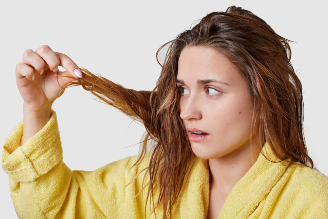 Mastné vlasy: Príčiny, prevencia a účinné riešenia