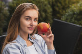 Tajomstvo žiarivej pleti: Prečo by jablko nemalo chýbať vo vašej dennej rutine