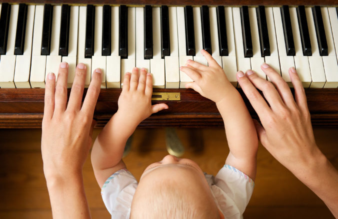 Ako hudba ovplyvňuje vývoj vašich detí: Od tehotenstva po dospelosť
