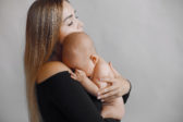 Ako zvládnuť prvotné obdobie materstva: Praktické rady pre nové mamičky