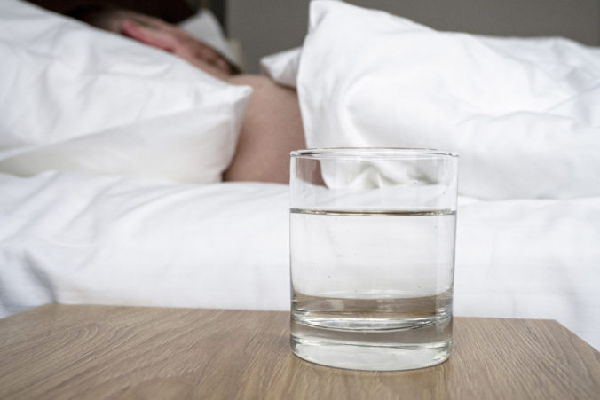 pohár vody pri posteli
