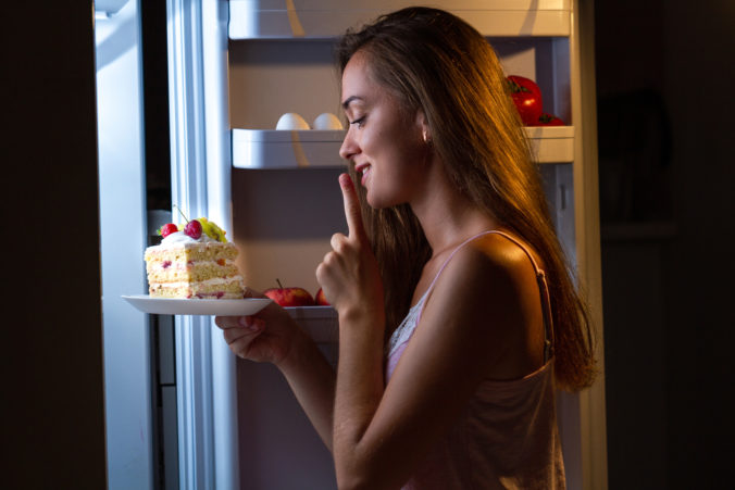 Čo by ste mali jesť cez deň, aby ste večer a v noci nevyjedali chladničku?