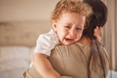 Nechať dieťa vyplakať, alebo ho upokojiť? Prečítajte si názor odborníka na metódu plaču a na jej vplyv na vzťah medzi dieťaťom a rodičom