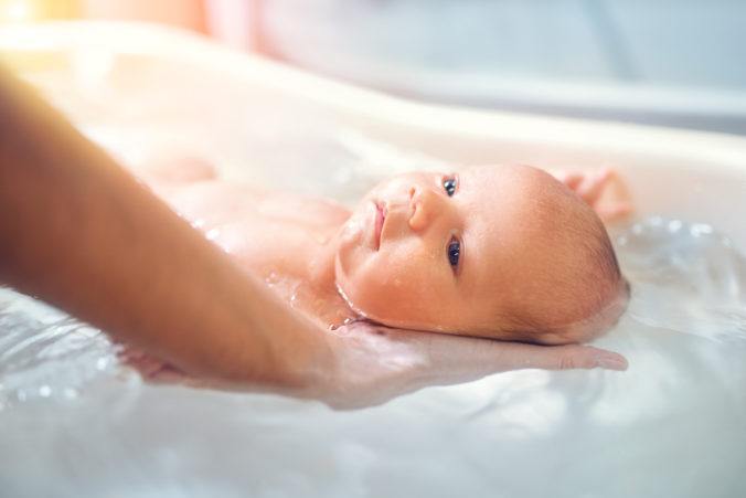 K základným úkonom hygieny bábätka patrí pravidelné kúpanie. Ako na to?