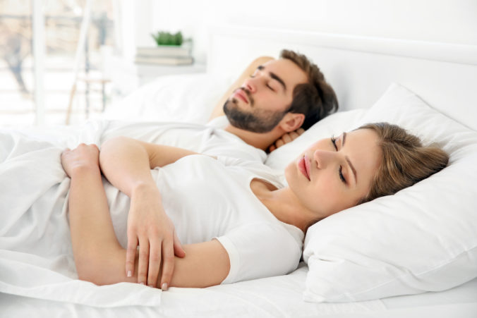 Lepšie duševné zdravie a pevnejší vzťah? Choďte spať 90 minút pred vašim partnerom!