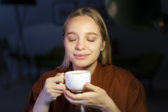 žena s kávou