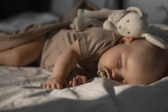 Ako zabezpečiť, aby vaše dieťa spalo celú noc? Skúste tieto overené triky!